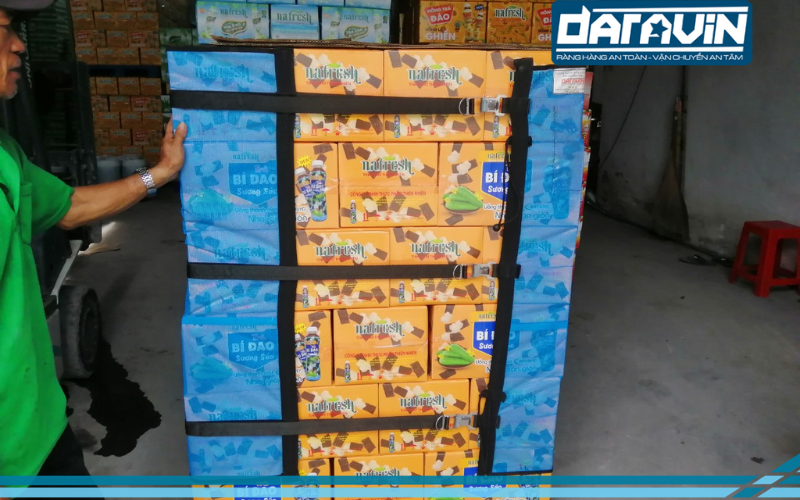 Hình thực tế thử nghiệm lưới quấn pallet cho kho hàng công ty Nafooco thực phẩm thiên nhiên Hình thực tế thử nghiệm lưới quấn pallet cho kho hàng công ty Nafooco thực phẩm thiên nhiên