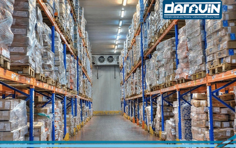 Hình thực trạng kho hàng của Việt ColdChain vẫn đang sử dụng màng PE làm giải pháp quấn hàng chính Hình thực trạng kho hàng của Việt ColdChain vẫn đang sử dụng màng PE làm giải pháp quấn hàng chính