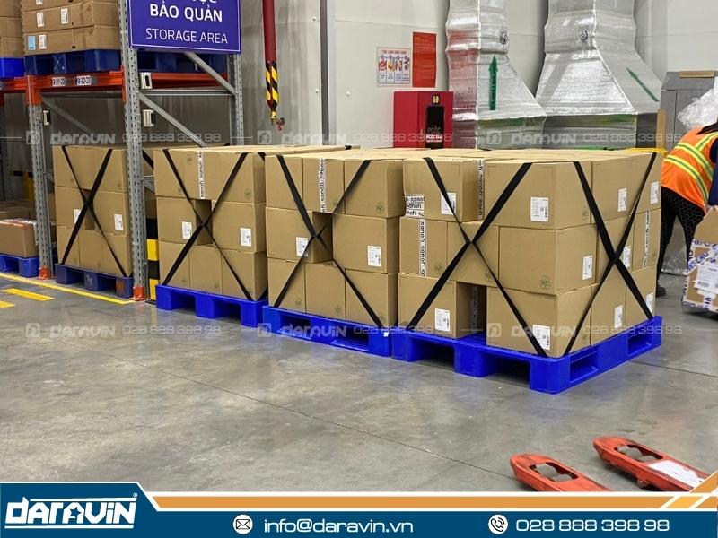 Dây thun chéo ràng pallet DARAVIN gồm dây thun đàn hồi chịu lực, khóa móc kim loại chắc chắn và thiết kế tăng chỉnh linh hoạt