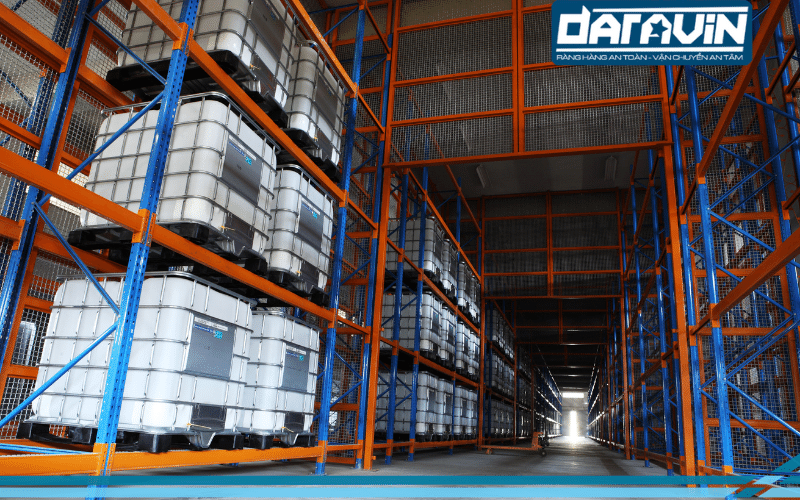 Kệ pallet được nhiều doanh nghiệp sử dụng để tối ưu không gian lưu trữ hàng hóa trong kho Kệ pallet được nhiều doanh nghiệp sử dụng để tối ưu không gian lưu trữ hàng hóa trong kho