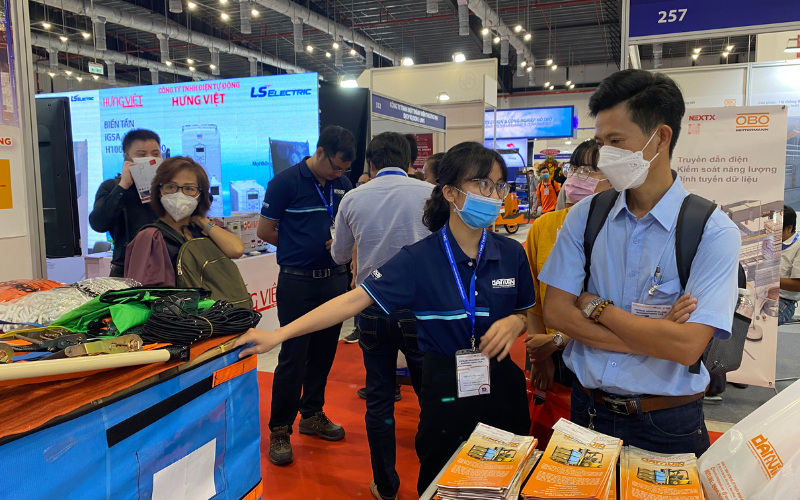 Khách hàng thích thú và tò mò trước những giải pháp mới mà DARAVIN mang lại trong triễn lãm VIMF 2022 lần này Khách hàng thích thú và tò mò trước những giải pháp mới mà DARAVIN mang lại trong triễn lãm VIMF 2022 lần này