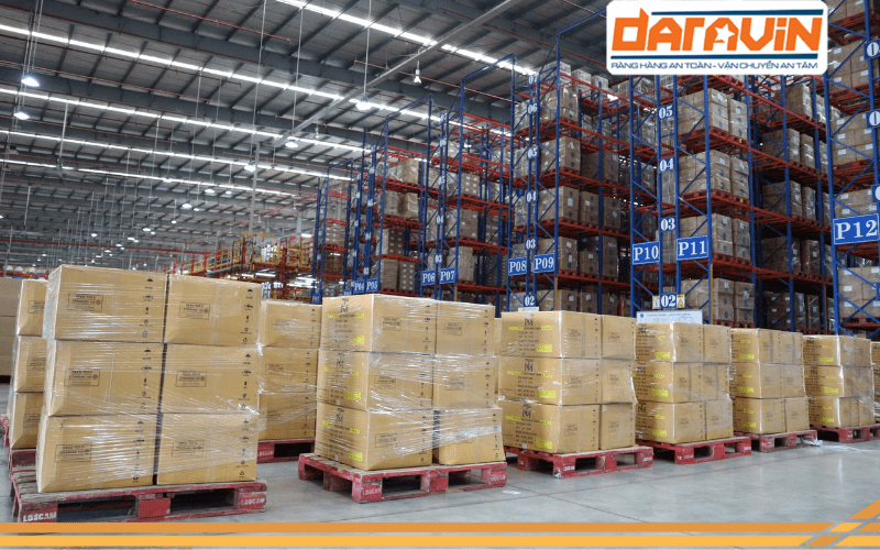 Kho hàng của Coats Phong Phú vẫn sử dụng toàn bộ màng PE cho công tác lưu kho và xuất hàng hóa Kho hàng của Coats Phong Phú vẫn sử dụng toàn bộ màng PE cho công tác lưu kho và xuất hàng hóa