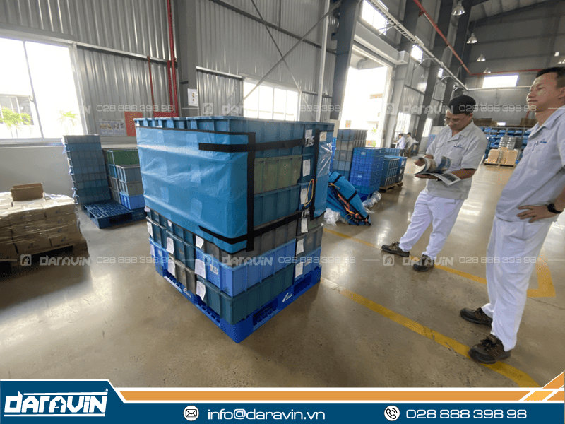 Lưới quấn pallet DARAVIN giúp kiểm tra, nhận diện và quản lý pallet nhanh chóng mà không cần tháo lớp quấn, tiết kiệm thời gian và chi phí kho