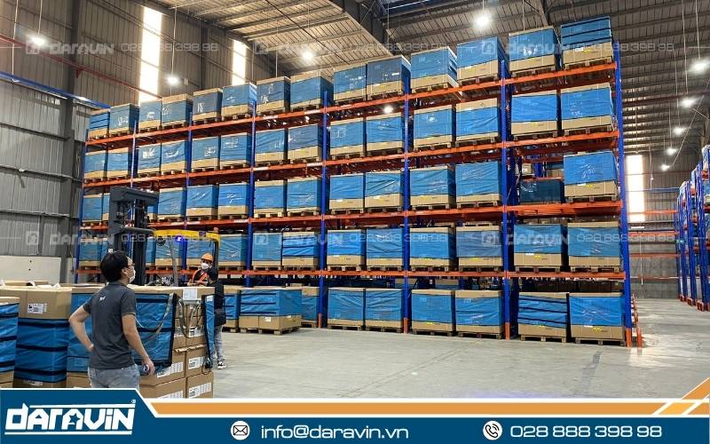 Lưới quấn pallet DARAVIN giúp cố định pallet chắc chắn và bảo vệ an toàn hàng thực phẩm trong suốt quá trình lưu kho và vận hành