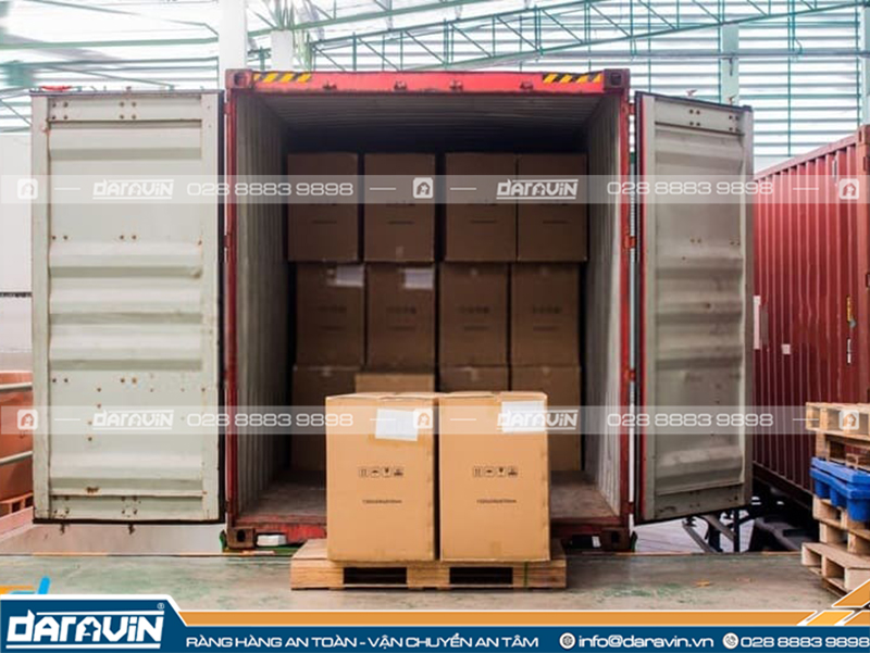Kiểm tra container trước và sau khi xếp hàng nhằm đảm bảo mọi an toàn Kiểm tra container trước và sau khi xếp hàng nhằm đảm bảo mọi an toàn