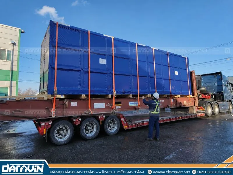 Nhân viên kiểm tra dây tăng đơ và tình trạng hàng hóa trước khi xe xuất bến