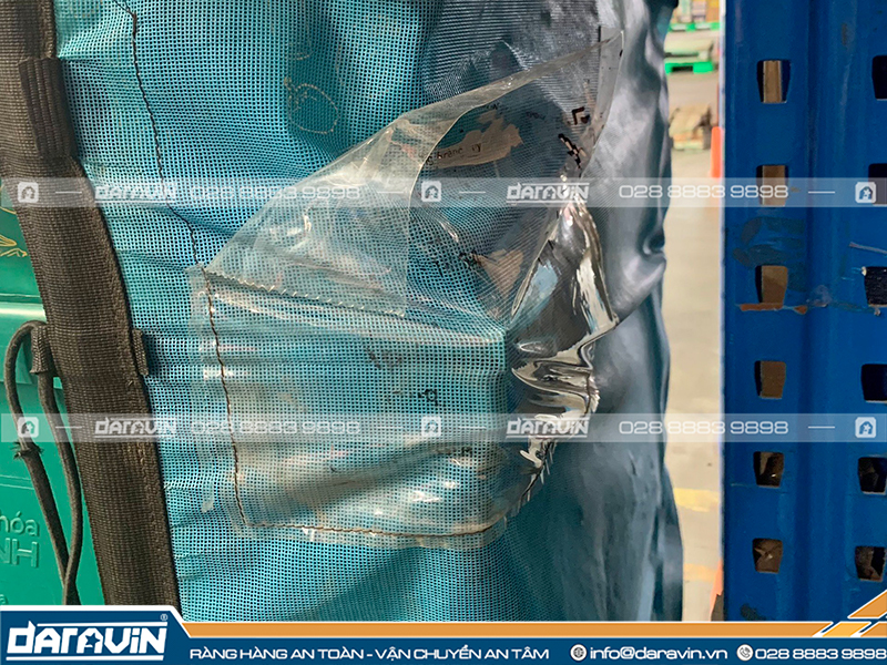 Lưới quấn pallet bị bung chỉ ở các phần mối nối dây đai vào thân lưới