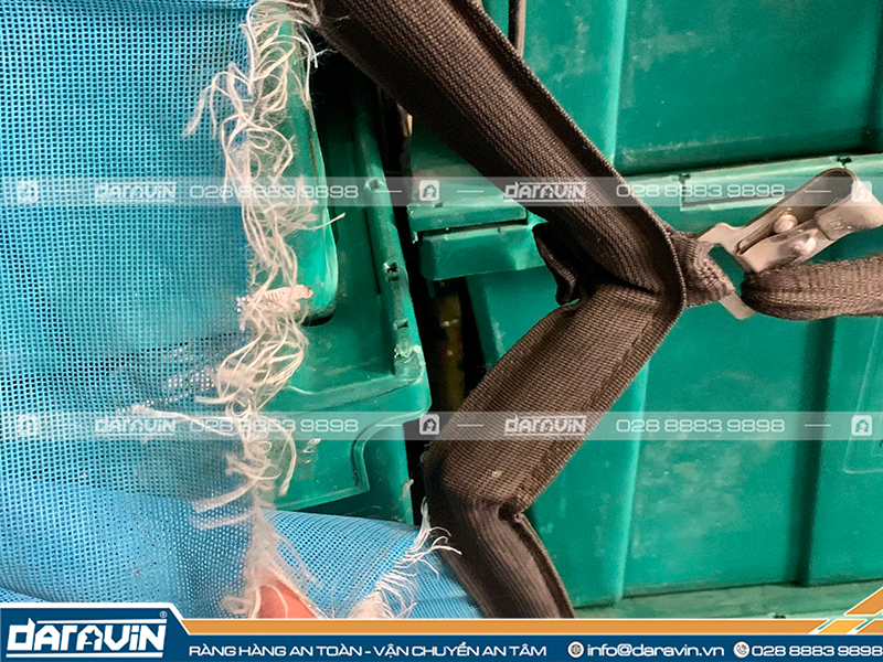 Lưới quấn pallet bị rách và thủng khi sử dụng không đúng cách và không đúng hàng hóa Lưới quấn pallet bị rách và thủng khi sử dụng không đúng cách và không đúng hàng hóa