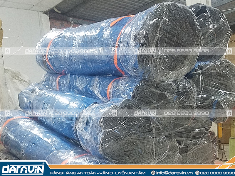 Lưới quấn pallet chưa sử dụng thì nên quấn màng PE, màng co để tránh bụi bẩn Lưới quấn pallet chưa sử dụng thì nên quấn màng PE, màng co để tránh bụi bẩn
