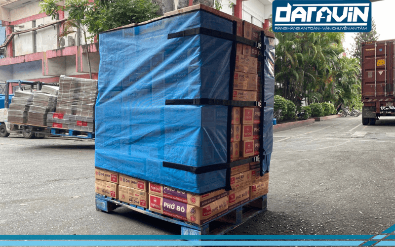 lưới quấn pallet của DARAVIN giúp ôm trọng hàng hóa và không gây móp méo thùng lưới quấn pallet của DARAVIN giúp ôm trọng hàng hóa và không gây móp méo thùng