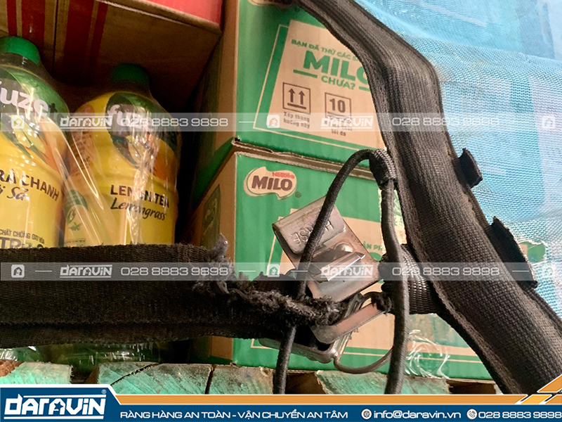 Mẫu lưới quấn pallet khóa xiết móc gài bị cong khung sắt do xe nâng cán qua Mẫu lưới quấn pallet khóa xiết móc gài bị cong khung sắt do xe nâng cán qua