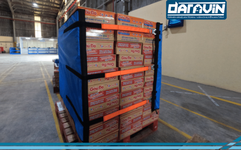 Lưới quấn pallet sử dụng bộ khóa xiết móc gài mới nhất được thử nghiệm tại kho hàng FM Logistic Lưới quấn pallet sử dụng bộ khóa xiết móc gài mới nhất được thử nghiệm tại kho hàng FM Logistic