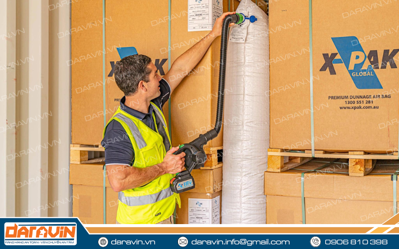 Nên đưa túi khí vào vị trí cần chèn rồi mới bơm khí vào Nên đưa túi khí vào vị trí cần chèn rồi mới bơm khí vào