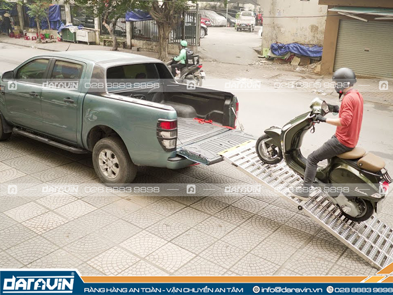 Nên dùng thang nhôm để đưa xe máy lên xe bán tải để an toàn hơn Nên dùng thang nhôm để đưa xe máy lên xe bán tải để an toàn hơn