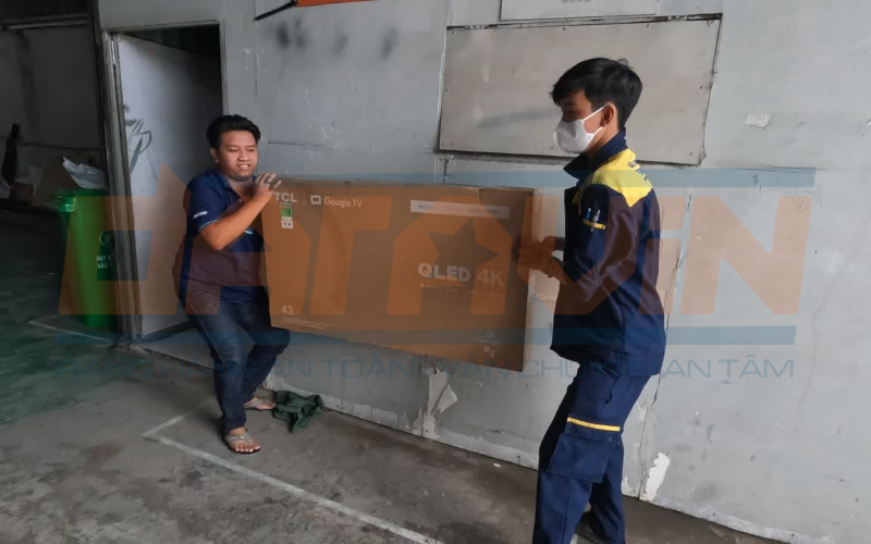Nên tìm thêm sự hỗ trợ trong quá trình khiêng thùng tivi Nên tìm thêm sự hỗ trợ trong quá trình khiêng thùng tivi