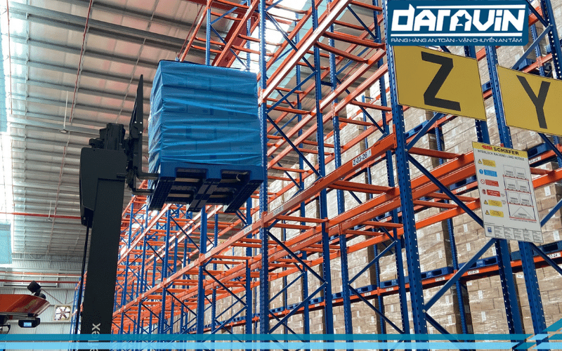 Ngay cả khi nâng lên tầng cao nhất hàng hóa vẫn vô cùng ổn định Ngay cả khi nâng lên tầng cao nhất hàng hóa vẫn vô cùng ổn định