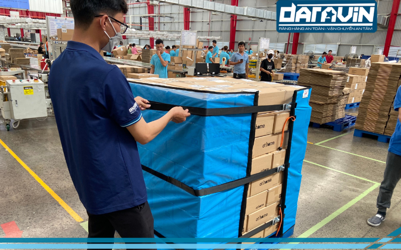 Nhân viên kỹ thuật hướng dẫn thao tác lưới quấn pallet trực tiếp tại kho Fleming Nhân viên kỹ thuật hướng dẫn thao tác lưới quấn pallet trực tiếp tại kho Fleming