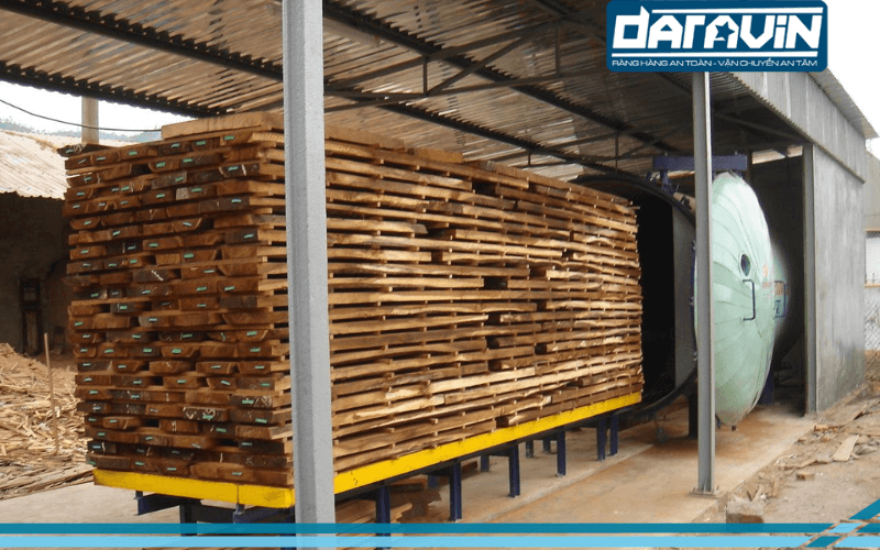 Pallet gỗ chuẩn bị được đưa vào lò sấy hơi nước Pallet gỗ chuẩn bị được đưa vào lò sấy hơi nước