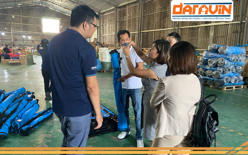 Quý khách hàng được tham quan và tìm hiểu về quy trình sản xuất lưới quấn pallet Quý khách hàng được tham quan và tìm hiểu về quy trình sản xuất lưới quấn pallet