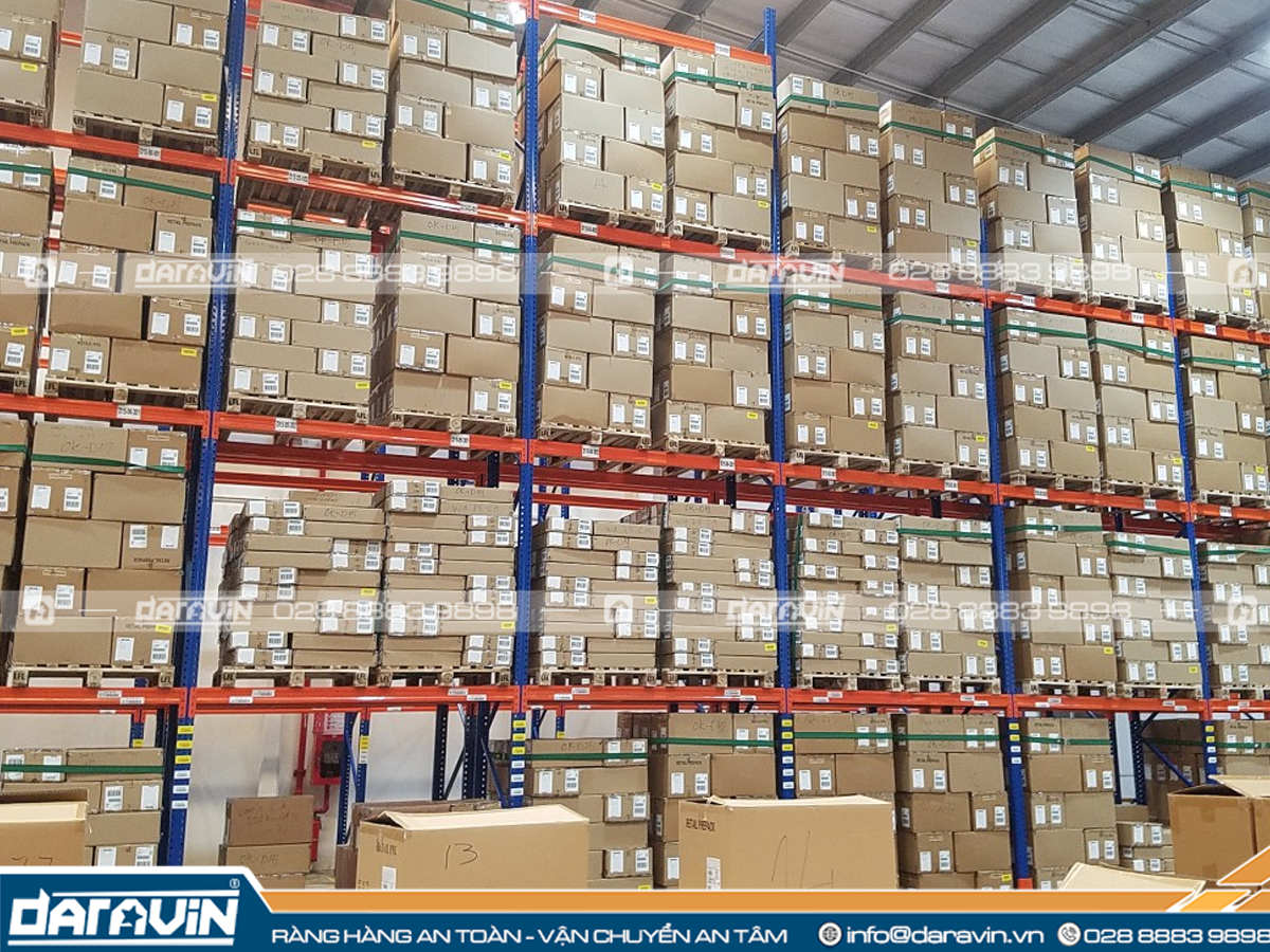 Rất nhiều doanh nghiệp xem trọng việc xếp hàng hoá trên pallet một cách chuẩn chỉnh Rất nhiều doanh nghiệp xem trọng việc xếp hàng hoá trên pallet một cách chuẩn chỉnh