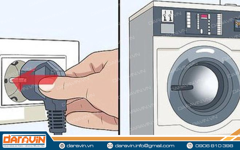 Rút phích cắm điện ra khỏi máy giặt trước khi thực hiện bất kì thao tác tháo lắp Rút phích cắm điện ra khỏi máy giặt trước khi thực hiện bất kì thao tác tháo lắp