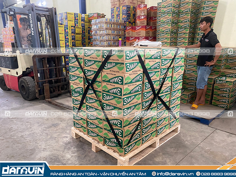 Sử dụng dây thun bản ràng pallet cho kho hàng công ty dược phẩm Mega Sử dụng dây thun bản ràng pallet cho kho hàng công ty dược phẩm Mega