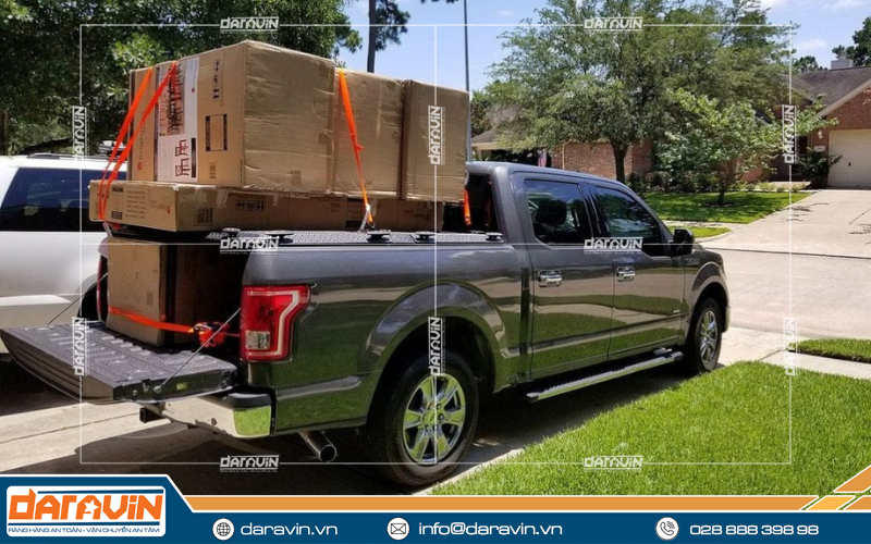 Sử dụng dây tăng đơ để cố định hàng trên xe bán tải được xem là giải pháp được nhiều bác tài lựa chọn Sử dụng dây tăng đơ để cố định hàng trên xe bán tải được xem là giải pháp được nhiều bác tài lựa chọn