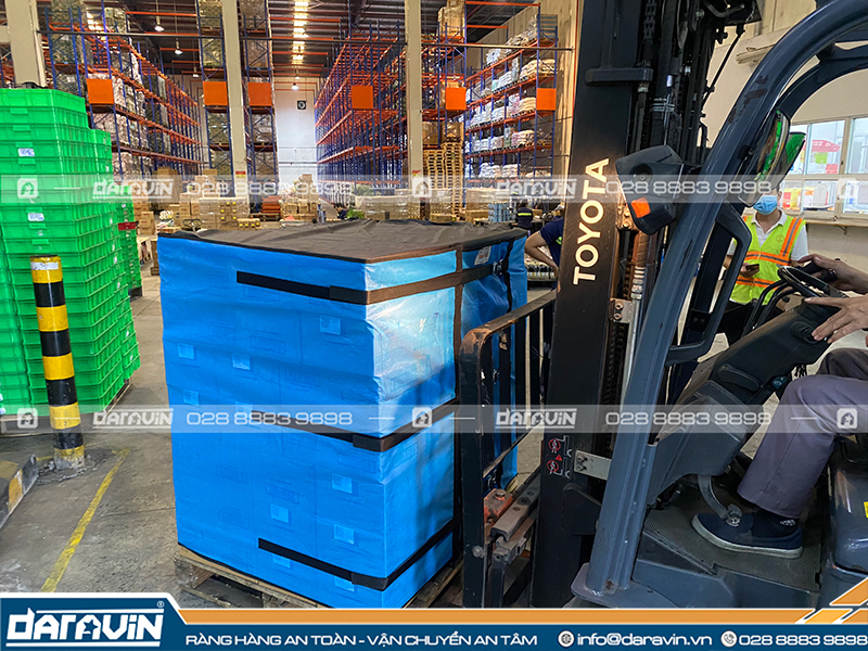 Sử dụng lưới quấn pallet có vải trùm cho công ty nước giải khát redbull tại Bình Dương Sử dụng lưới quấn pallet có vải trùm cho công ty nước giải khát redbull tại Bình Dương