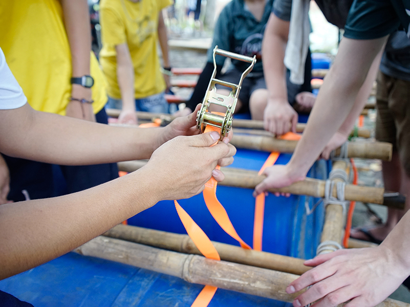 Ứng dụng Dây Chằng Hàng Tăng Đơ Bản 25mm Tải 900kg Móc J dài 3m Ứng dụng Dây Chằng Hàng Tăng Đơ Bản 25mm Tải 900kg Móc J dài 3m