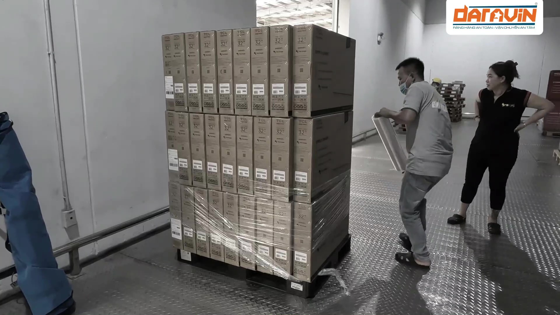 TCL Việt Nam gặp khó khăn trong công đoạn quấn hàng hóa do vẫn sử dụng giải pháp quấn hàng truyền thống TCL Việt Nam gặp khó khăn trong công đoạn quấn hàng hóa do vẫn sử dụng giải pháp quấn hàng truyền thống