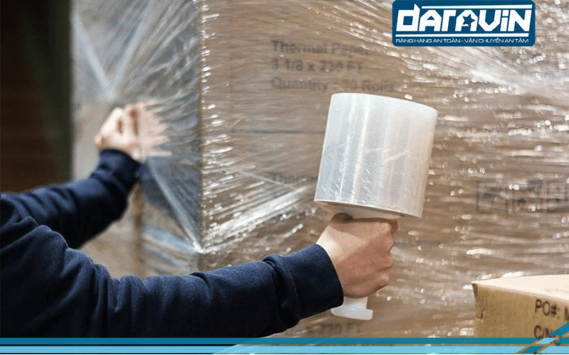 Thao tác quấn màng PE thường gây khó khăn cho các nhân sự mới Thao tác quấn màng PE thường gây khó khăn cho các nhân sự mới