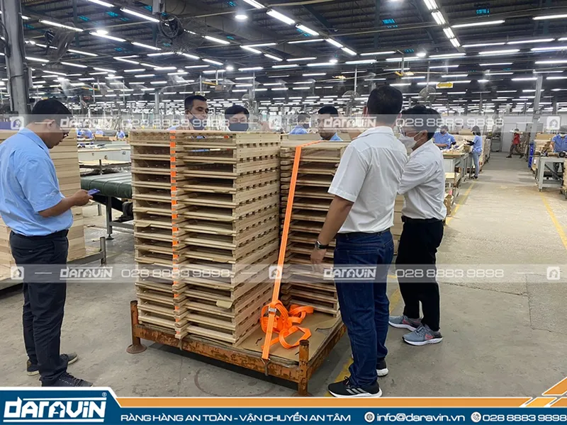 Chằng hàng trên pallet bằng dây chằng khóa cam giải pháp đang được nhiều doanh nghiệp lựa chọn thay màng PE [ Có video hướng dẫn ]