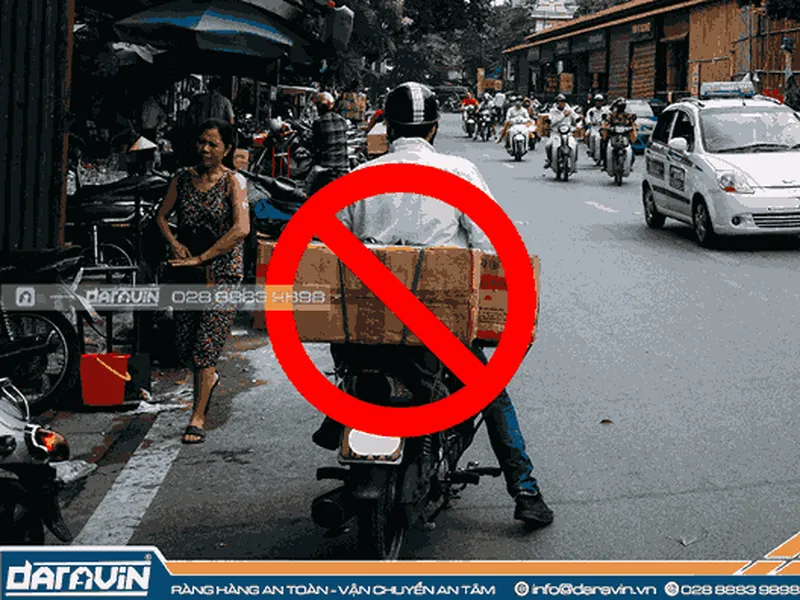 Hướng Dẫn Cách Buộc Hàng Sau Xe Máy An Toàn Không Vi Phạm