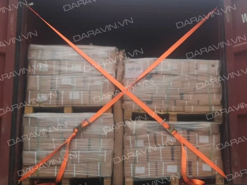 Sử Dụng Dây Tăng Đơ Chống Rơi Đổ Hàng Trên Container