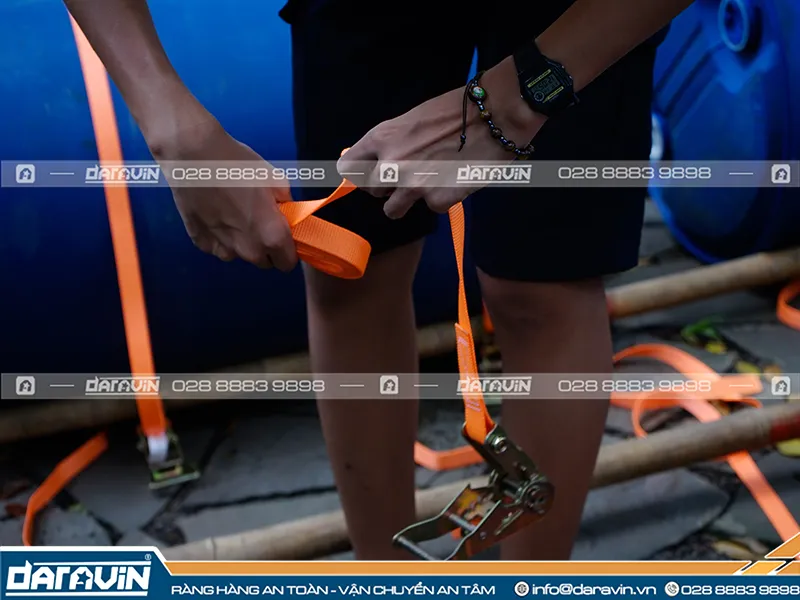 So sánh công dụng dây tăng đơ có móc và không móc