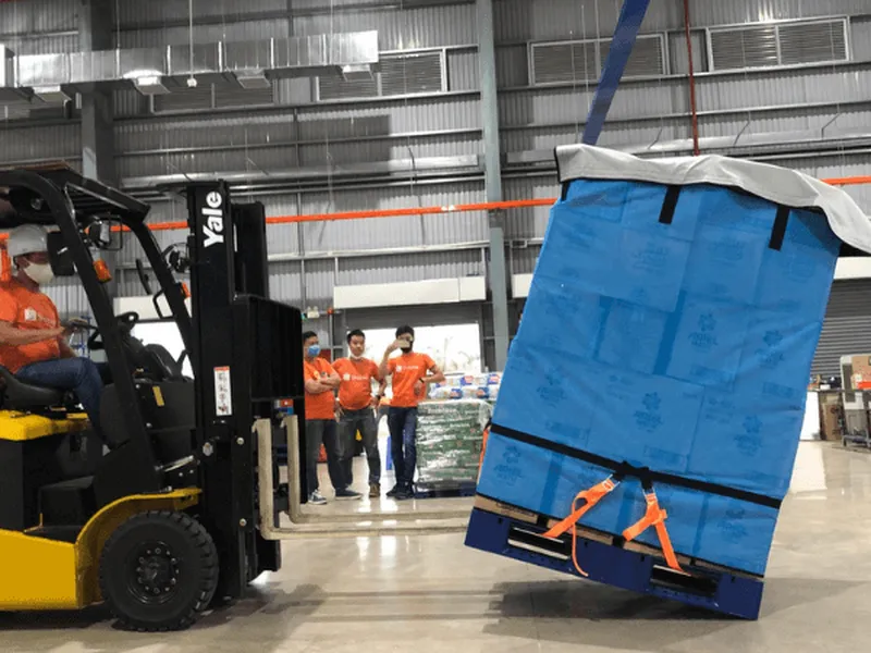 SHOPEE TIÊN PHONG SỬ DỤNG GIẢI PHÁP LƯỚI QUẤN PALLET CHO KHO HÀNG