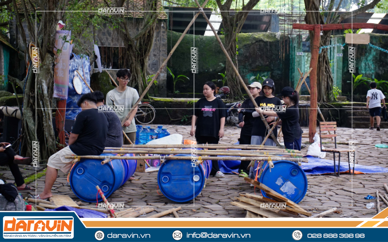 Trò chơi làm bè gỗ luôn là một trong các hoạt động hấp dẫn Trò chơi làm bè gỗ luôn là một trong các hoạt động hấp dẫn