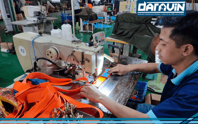 Trong công nghiệp Polyester được ứng dụng để sản xuất các mẫu dây chằng hàng hiện nay Trong công nghiệp Polyester được ứng dụng để sản xuất các mẫu dây chằng hàng hiện nay