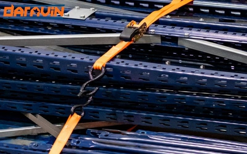 Dây tăng đơ giúp cố định kiện hàng trong kho gọn gàng và an toàn khi lưu trữ hoặc bốc xếp