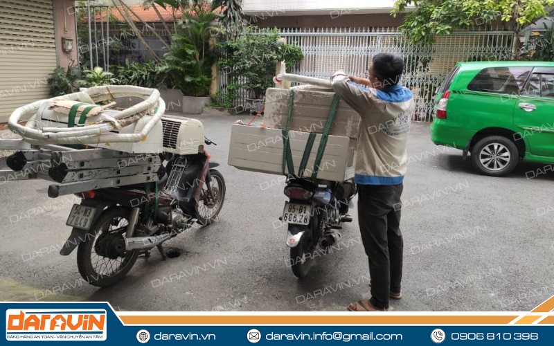 Vận chuyển máy lạnh ra xe đối với người chưa kinh nghiệm nên nhờ người hỗ trợ Vận chuyển máy lạnh ra xe đối với người chưa kinh nghiệm nên nhờ người hỗ trợ