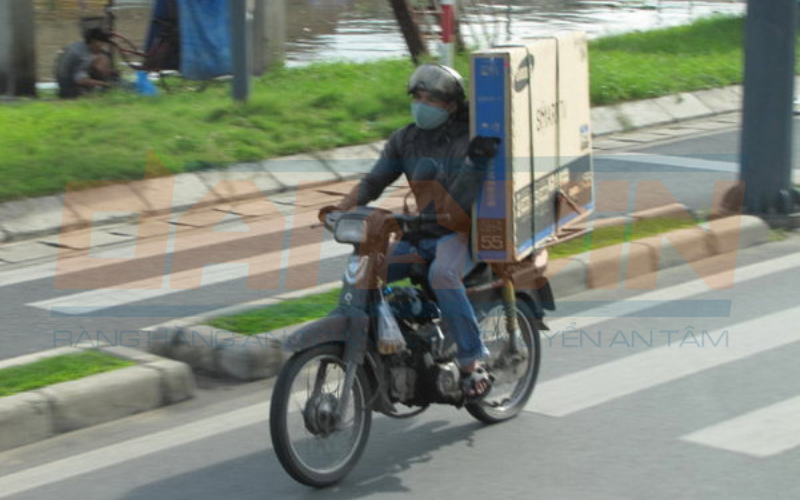 Vận chuyển tivi bằng xe máy rất phổ biến tại các thành phố đông đúc Vận chuyển tivi bằng xe máy rất phổ biến tại các thành phố đông đúc