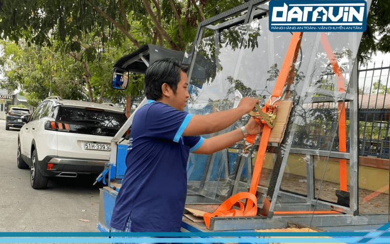 Vì là vật liệu dễ vỡ nên cần phải hết sức lưu ý khi làm công tác ràng hàng