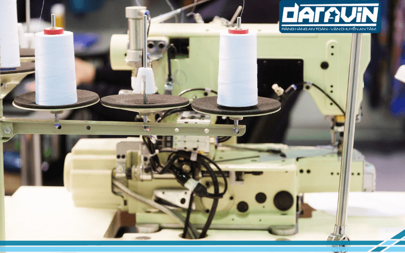 Với ưu điểm của sợi Polyester được sử dụng trong lĩnh vực thời trang và may mặc Với ưu điểm của sợi Polyester được sử dụng trong lĩnh vực thời trang và may mặc