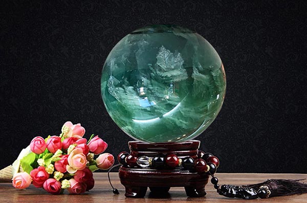 Quả cầu đá thạch anh xanh được xem là bi cầu tài lộc, đem lại cơ hội và may mắn cho chủ nhân