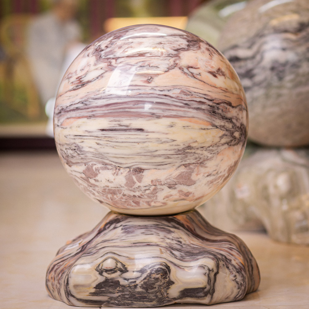 Alt: Quả cầu đá Serpentine tự nhiên Alt: Quả cầu đá Serpentine tự nhiên