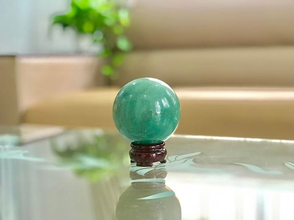 Quả cầu đá thạch anh xanh thường được đặt trong phòng khách hoặc phòng làm việc