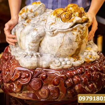 Cóc 3 chân ngậm đồng tiền phong thuỷ là gì? Có công dụng ra sao?