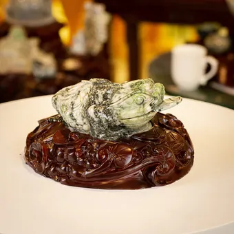 Thiềm Thừ Ngọc | Thiềm Thừ Ngọc Phỉ Thúy | Thiềm Thừ (Cóc 3 Chân, Cóc Ngậm Tiền) Ngọc Jadeit Tự Nhiên Cao Cấp, Đã Lên Đế Gỗ - M0693