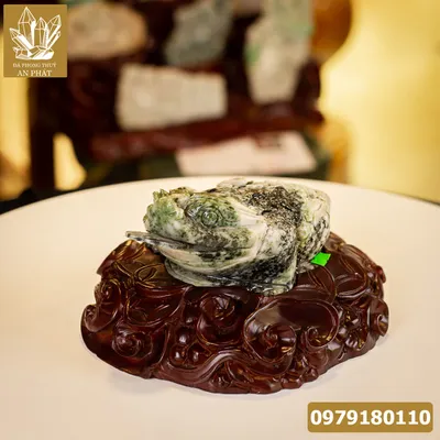 Thiềm Thừ Ngọc | Thiềm Thừ Ngọc Phỉ Thúy | Thiềm Thừ (Cóc 3 Chân, Cóc Ngậm Tiền) Ngọc Jadeit Tự Nhiên Cao Cấp, Đã Lên Đế Gỗ - M0693