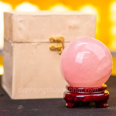 Quả Cầu Phong Thủy Đá Thạch Anh Hồng 1kg - 9cm - M05738